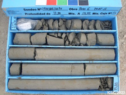 Caixa amb cilindres de material corresponents a una columna litològica extreta en un sondatge.