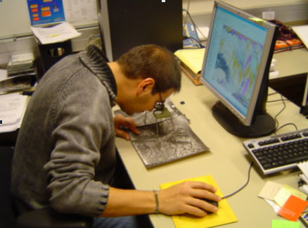 Cartografía en pantalla con la ayuda de un estereoscopio.