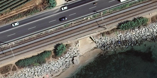 Imagen aérea de una zona costera con infraestructuras viarias