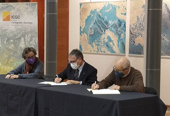 Josep Ignasi Augè i Jaume Massó signant la donació
