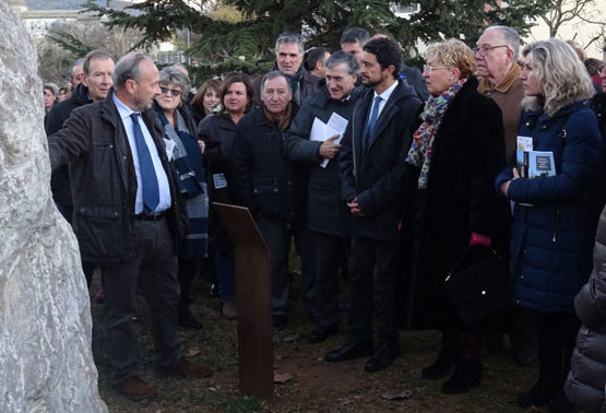 Xavier Berástegui mostrant el PGOM al conseller Damià Calvet i a d'altres persones