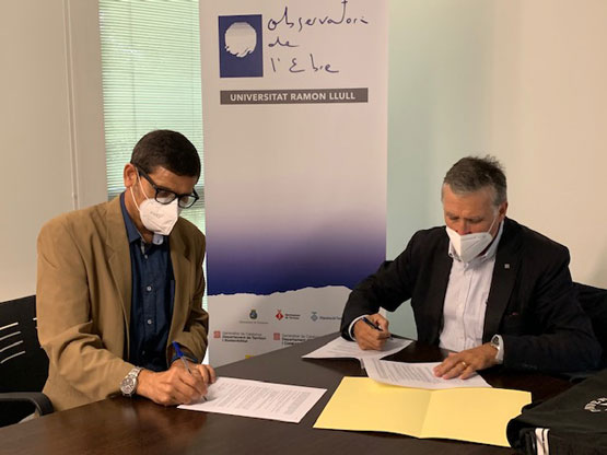 El director de l'Observatori de l'Ebre, David Altadill, i el director de l'Institut Cartogràfic i Geològic de Catalunya, Jaume Massó, van signar, el dia 2 d'octubre de 2020.